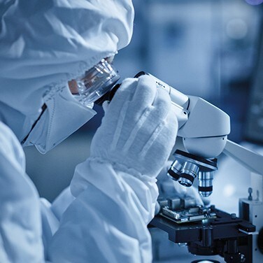 Observation scientifique à travers un microscope Observation scientifique à travers un microscope