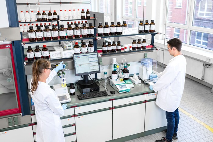 Científicos desarrollando productos químicos en un laboratorio