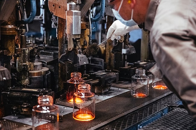 Figura 2. Moldeo automatizado de botellas de vidrio DURAN™. Moldeo automatizado de botellas de vidrio DURAN™ en las instalaciones de DWK Life Sciences en Maguncia, Alemania