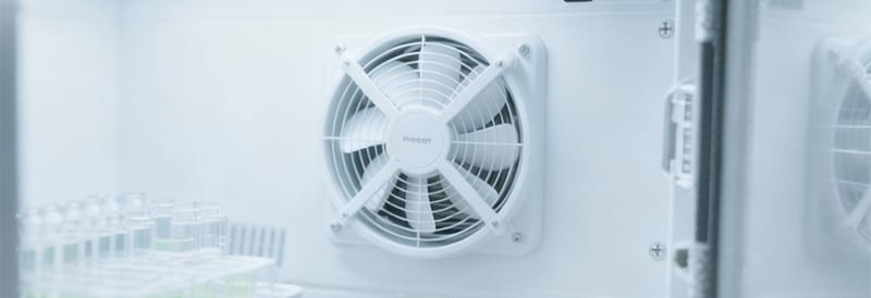 ¿Por qué es esencial un ventilador de circulación para unas condiciones de crecimiento superiores en un incubador de CO² para cultivo celular?