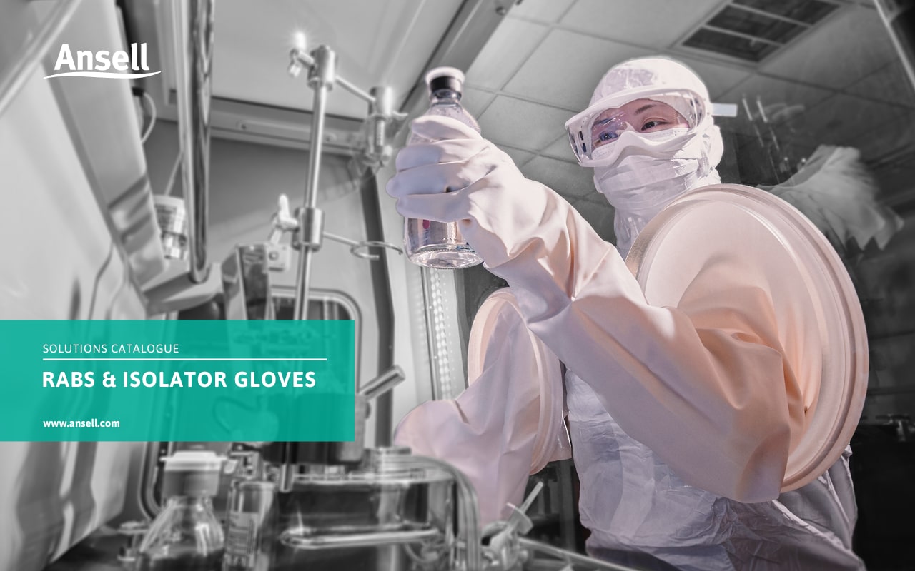 Científico en un laboratorio con guantes