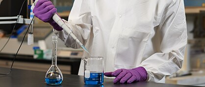 Experimente una protección y comodidad inigualables con los guantes de nitrilo Kimtech Polaris